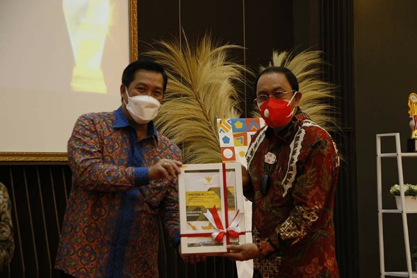 Bupati Royke Terima Penghargaan Capaian Opini WTP Oleh Wagub Kandouw