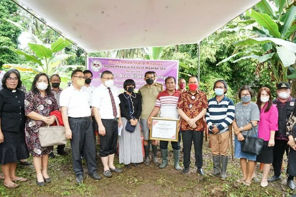 Bupati Royke Saksikan Penyerahan Hibah dan Meletakkan Batu Pertama Pembangunan Gereja