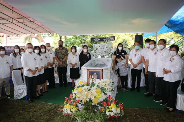 Bupati Royke dan Jajaran Pemkab Minahasa Melayat di Rumah Duka Alm. Drs Max Lumintang
