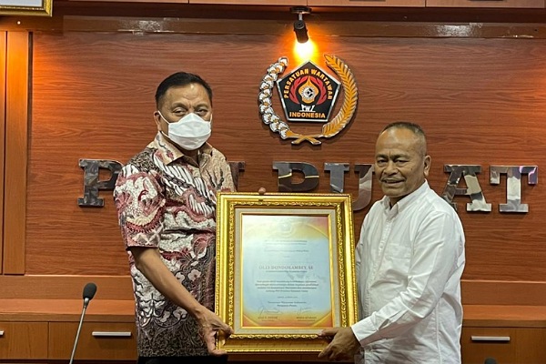 Gubernur Olly Dondokambey Terima Penghargaan “Mitra Pers” Dari PWI Pusat
