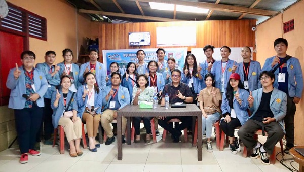 Tumundo Berikan Tips Gunakan Media Sosial, Sarah Dondokambey Berikan Cinderamata