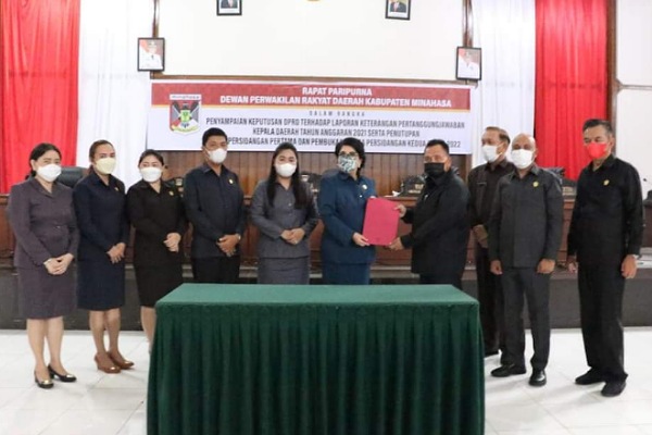 Rapat Paripurna DPRD Minahasa Penyampaian Keputusan Pansus LKPJ Kepala Daerah Tahun 2021