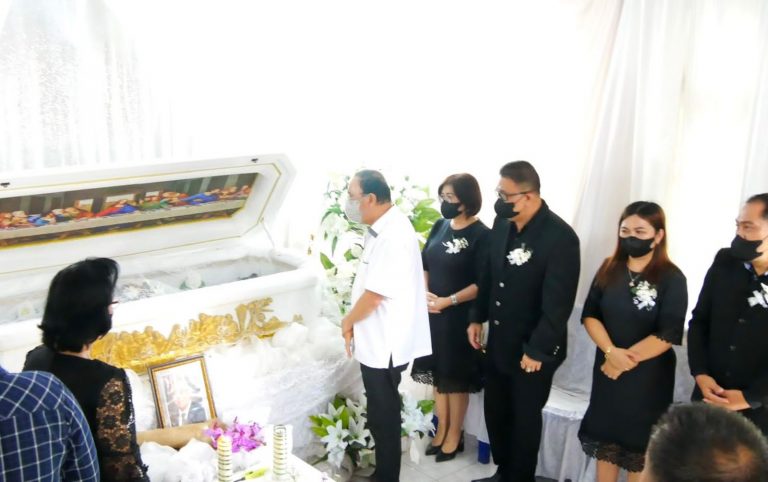 Bupati ROR Hadiri Ibadah Pemakaman Ayah Mertua Kadis Kominfo Minahasa