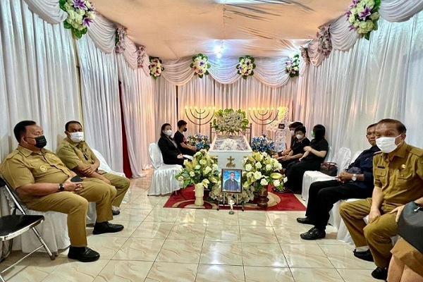 ROR RD Hadiri Ibadah Penghiburan Meninggalnya Ayahanda Kasat Pol PP