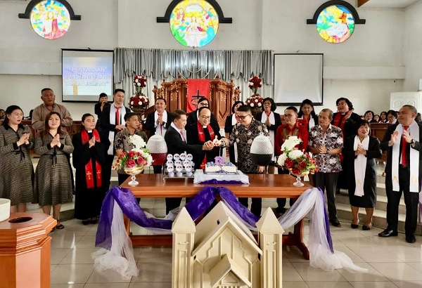 Mewakili Bupati, Kadis Tumundo Hadiri Ibadah HUT Ke- 157 GMIM Imanuel Tandengan