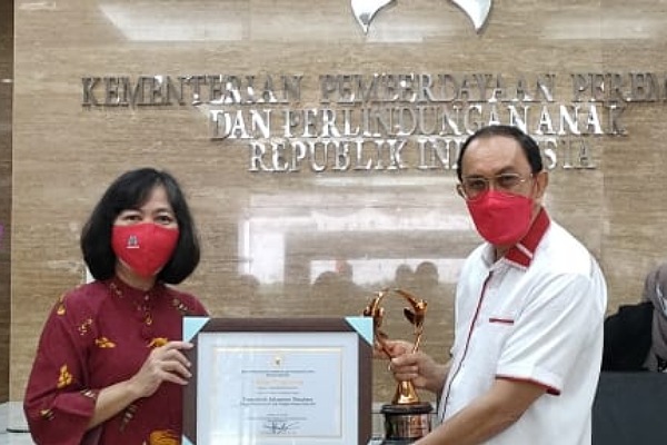 Minahasa Terima Piala Penghargaan Kabupaten Layak Anak Kategori Pratama