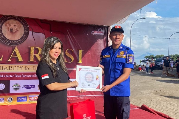 Nicky Taniowas Dapat Piagam Penghargaan Karena Selamatkan Anjing Saat Kebakaran