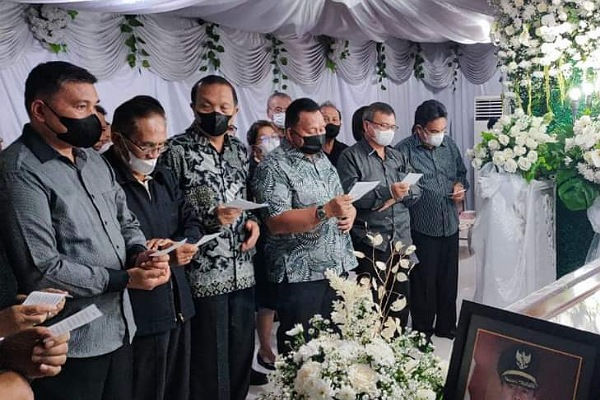 Wabup RD Bersama Jajaran Gelar Ibadah Penghiburan Untuk Keluarga Sajow-Singkoh