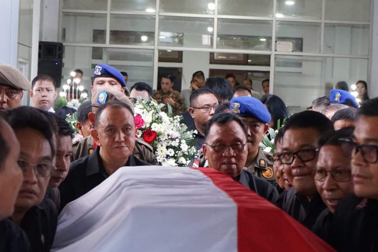 ROR-RD Angkat Peti Jenazah Almarhum SVR Saat Persemayaman Di Kantor Bupati