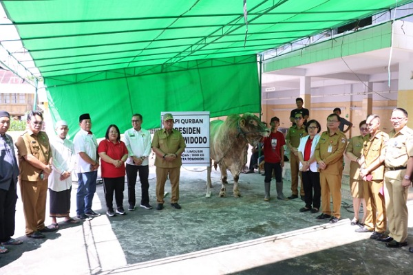 Wabup RD Serahkan Sapi Kurban Presiden Joko Widodo