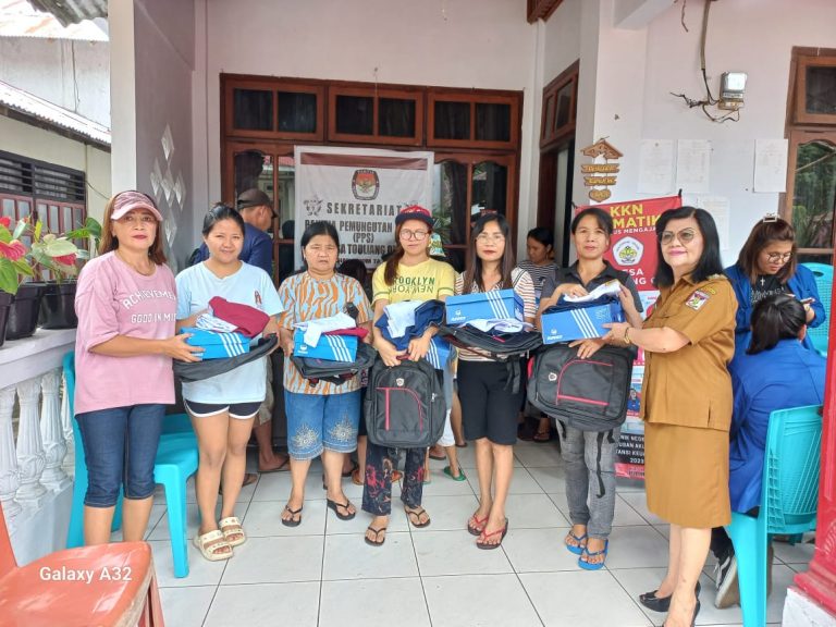 Hukum Tua Jeane Pakasi Serahkan Seragam, Tas dan Sepatu Sekolah