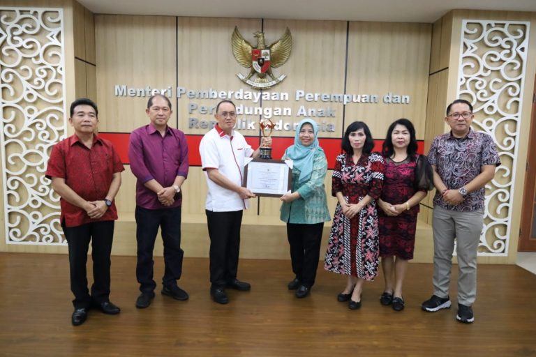 Minahasa Terima Tropi dan Piagam Penghargaan Kabupaten Layak Anak Tahun 2023