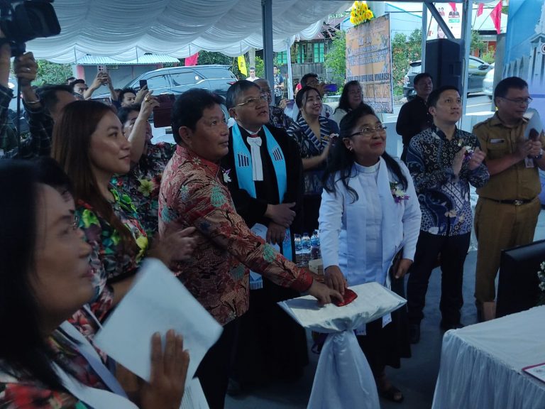 Bupati Kumendong Hadiri HUT ke14 serta Pentahbisan Gedung Kantor dan Pastori GMIM Wilayah Tondano IV
