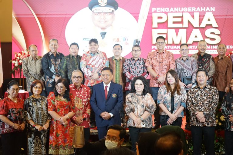 Bupati Kumendong Bangga, PWI Beri Anugerah Pena Emas Kepada Gubernur Olly Dondokambey