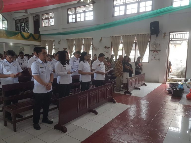 Bupati Jemmy Kumendong dan Sekda Lynda Watania Hadiri Safari Natal di GMIM Syalom Desa Sarani Matani Tombariri