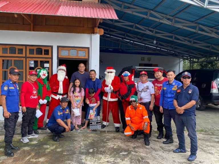 Berikan Bingkisan Natal, Damkar Minahasa Sosialisasi Bahaya Kebakaran
