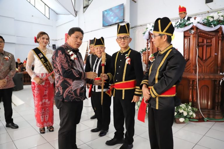 Bupati Kumendong Berikan Gelar Adat kepada Pj Bupati Mitra, Pj Bupati Sitaro dan Direktur IPDN Sulut