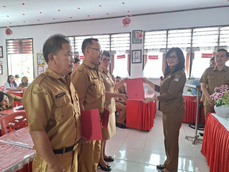 Sekda Watania Serahkan Tiga SK Kepala SMPN di Langowan