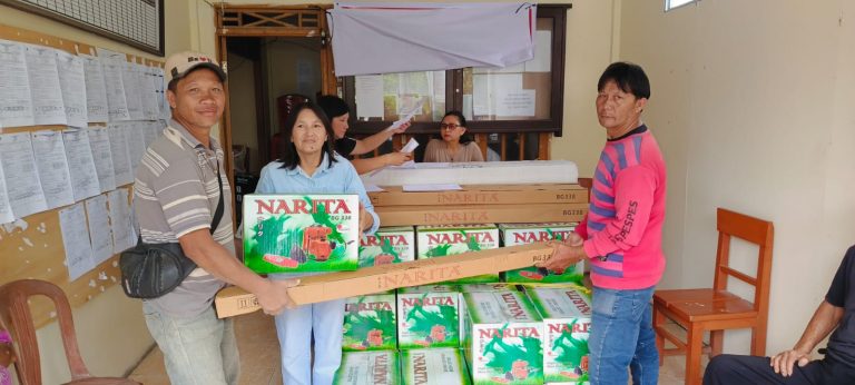 Bantuan 30 Unit Mesin Paras Diserahkan Pemdes Ranomerut Kepada Petani
