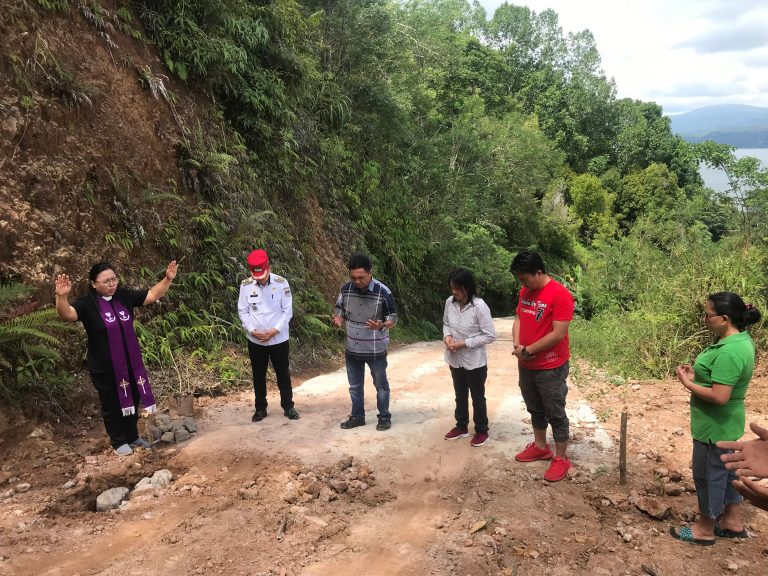 Mudahkan Akses Perkebunan, Pemerintah Desa Ranomerut Bangun Pengerasan Lapis Beton
