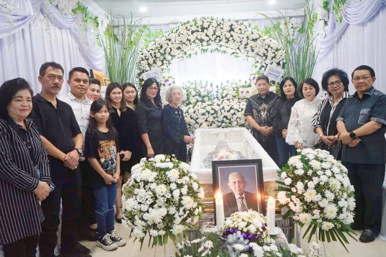 Pemkab Minahasa Melaksanakan Ibadah Penghiburan Atas Meninggalnya Ayah Mertua dari Sekda Minahasa