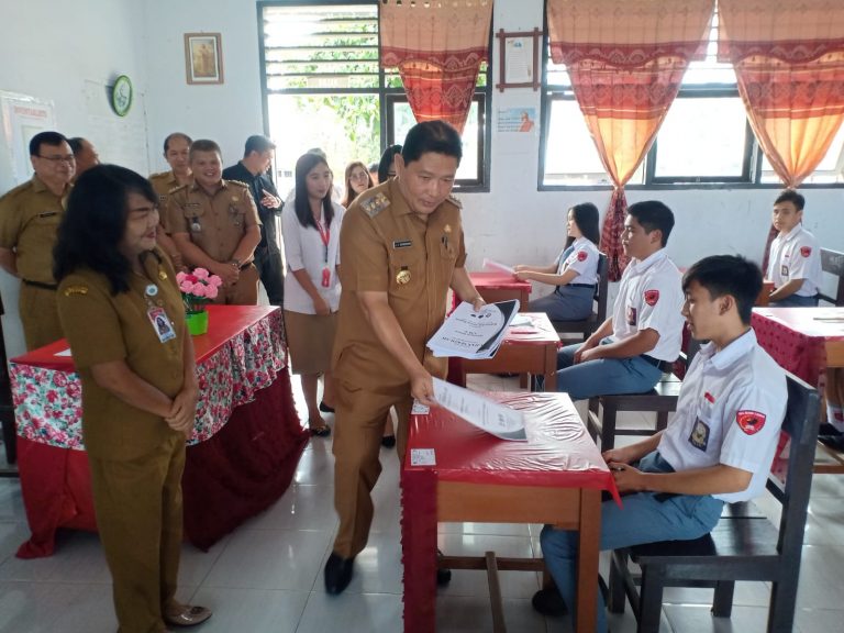 Buka Naskah Ujian di SMAN 1 Kakas, Bupati Kumendong Berikan Semangat
