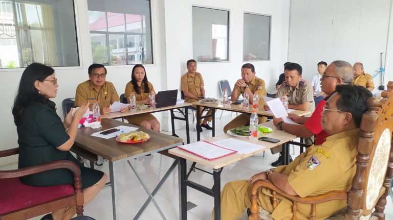 Sekda Watania Pimpin Rapat Evaluasi Tim Percepatan Pelaksanaan Berusaha