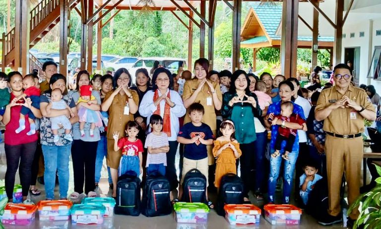 DIBUKA IBU RITA DONDOKAMBEY-TAMUNTUAN, KETUA TP-PKK MINAHASA IBU DJENEKE KUMENDONG-ONIBALA HADIRI SOSIALISASI PENCEGAHAN PERKAWINAN USIA DINI