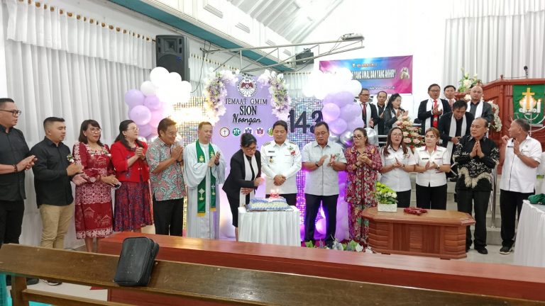 Bupati Kumendong Hadiri Ibadah Syukur HUT Ke-143 GMIM Sion Noongan Sekaligus Resmikan Pastori 3