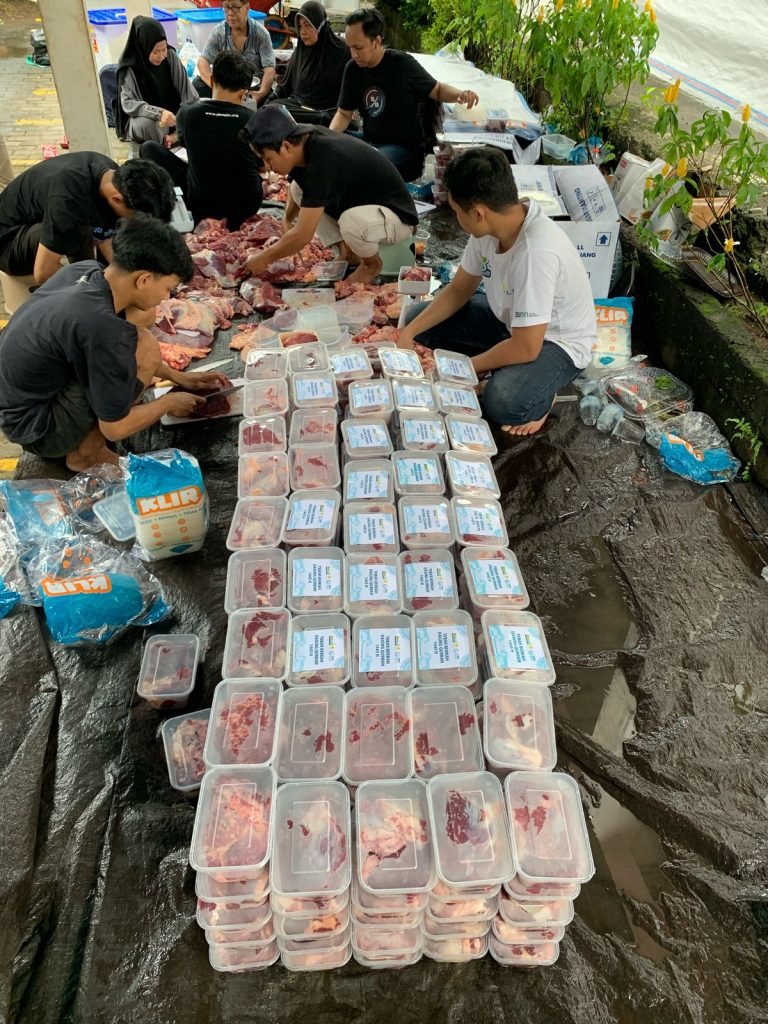 PLN UID Suluttenggo Berbagi Kebahagiaan di Idul Adha 1445 H: 177 Pegawai PLN Suluttenggo Berbagi Daging Kurban