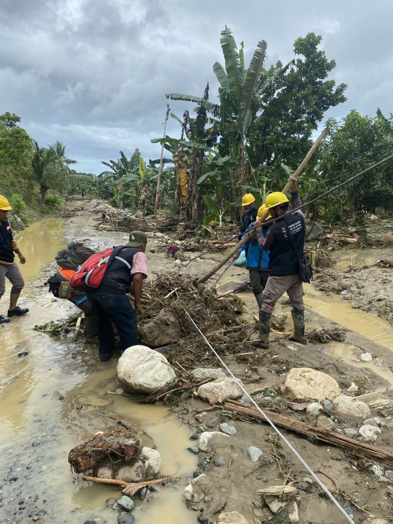 Petugas PLN Bahu Membahu Percepat Pemulihan Jaringan Listrik Karena Cuaca Ekstrim di Sulawesi Tengah
