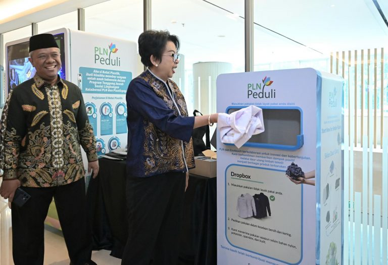 PLN Sediakan Mesin Penampung Botol Plastik dan Baju Bekas