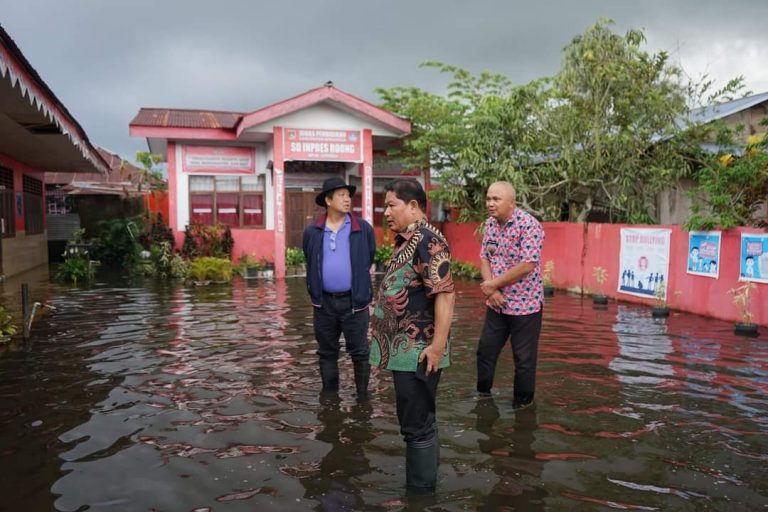 Bupati Kumendong Serahkan Bantuan Kepada Warga yang terdampak Musibah Banjir