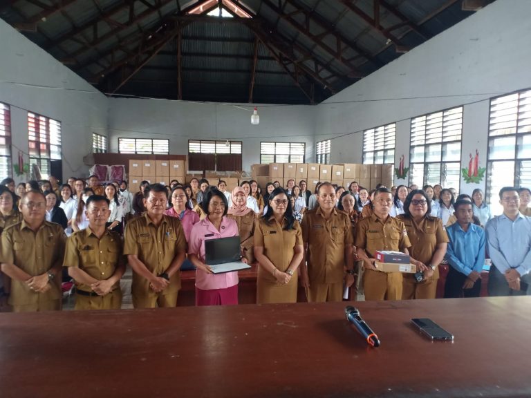 Sekda Watania Serahkan Bantuan Unit Laptop, Chromebook dan APE Dalam Kepada Sejumlah Sekolah TK, SD