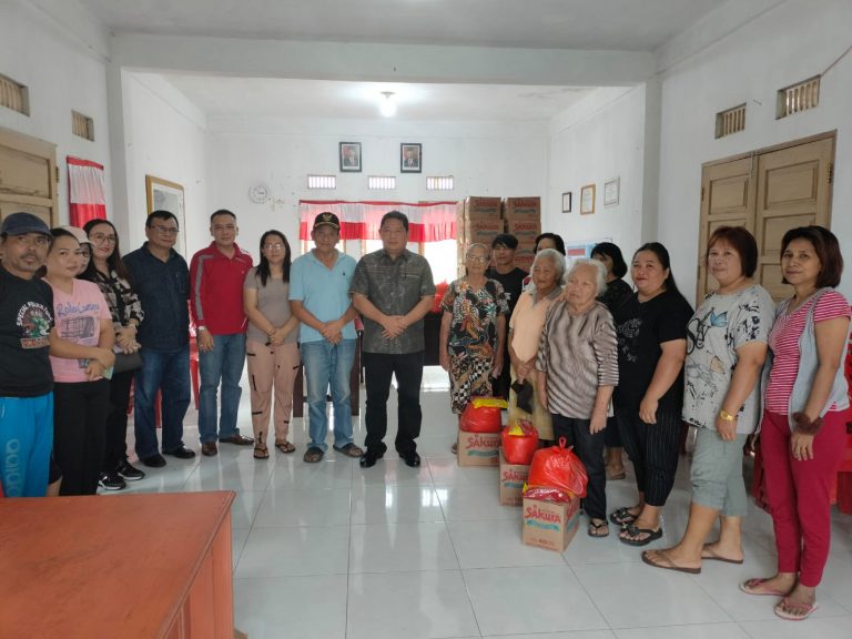 Bupati Kumendong Serahkan Bantuan Kepada Warga Terdampak Banjir di Kecamatan Eris