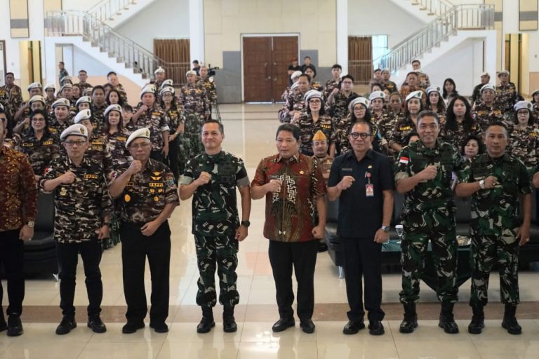Ketum FKPPI Ponco Sutowo Kenakan Langsung Atribut Kepada Bupati Kumendong