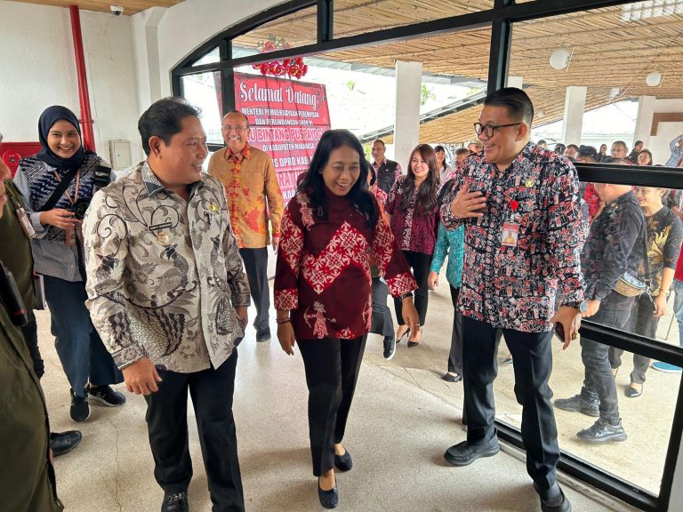 BUPATI KUMENDONG SAMBUT KUNKER MENTERI PPPA BINTANG PUSPAYOGA DI MINAHASA