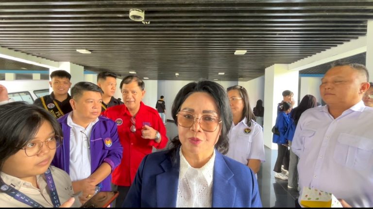 Rektor Unima Prof. DR. Deitje A. Katuuk, M.Pd Membuka Kegiatan PK2MB