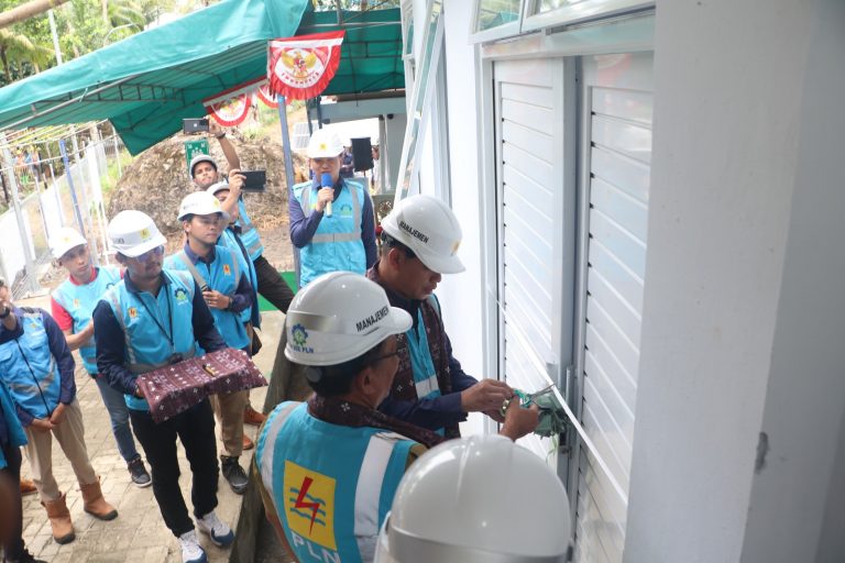 Masyarakat Desa di Laotongan kini menikmati listrik setelah Masuknya Listrik Bersih dari PLTS PLN 180 kWp