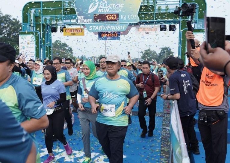 Sebanyak 5 Pengemudi Ojol Prasejahtera Peroleh Motor Listrik di PLN Electric Run 2024