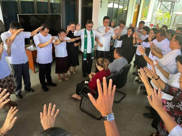 Sebelum Debat Terakhir Robby Dondokambey Didoakan Hamba Tuhan