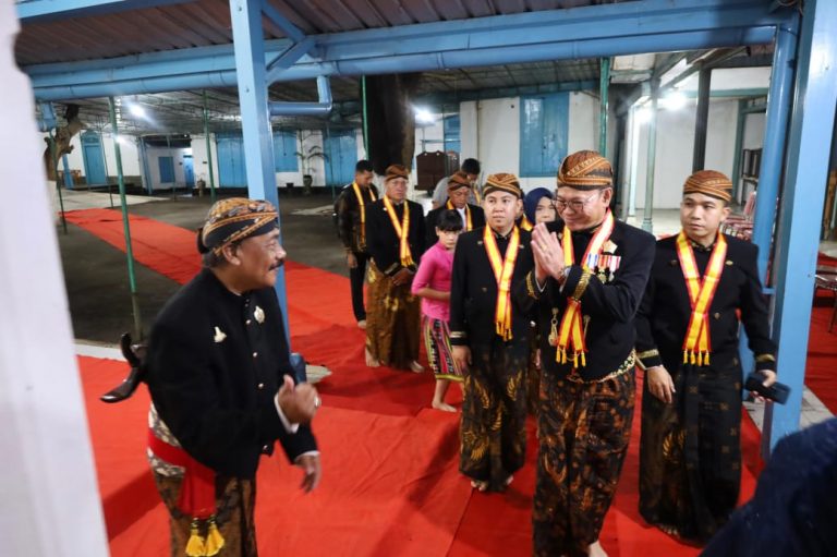 Bupati Tendean Terima Penghargaan Budaya, Dengan Gelar Ningrat Kehormatan Sebagai Kanjeng Raden Tumenggung