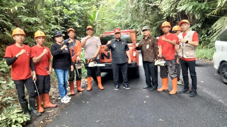 Bupati Dondokambey Tinjau Pemangkasan Ranting Pohon Jalan Tondano-Remboken