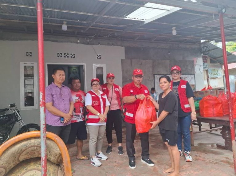 Bupati dan Ketua TP-PKK Minahasa Bawa Bantuan Makanan Kepada Korban Bencana Banjir dan Longsor