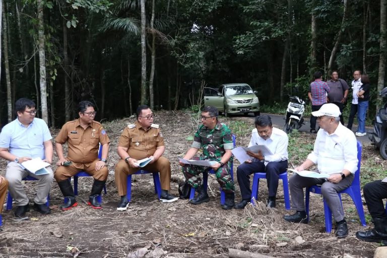 Bupati Robby Dampingi Tim Kementerian Pertahanan Tinjau Lokasi Pembangunan SMA Unggul Garuda