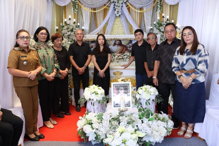 Bupati Minahasa Melayat dan Beribadah Bersama di Rumah Duka Hukum Tua Desa Kombi