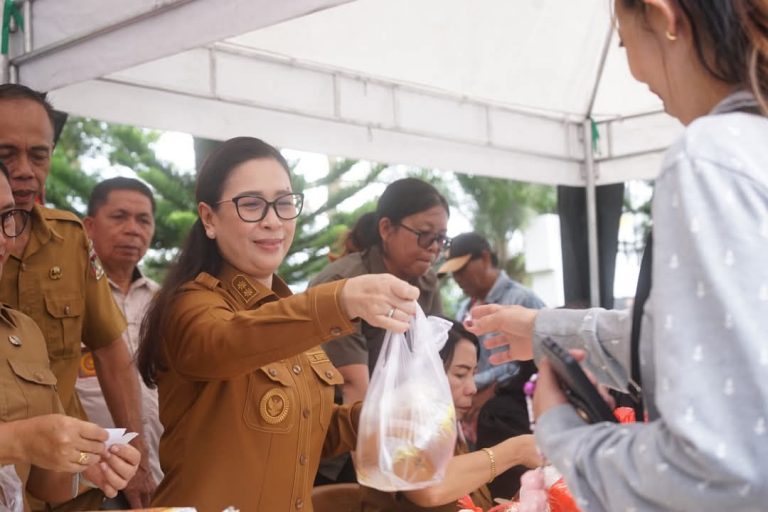 Wakil Bupati Vanda Sarundajang Turun Langsung Layani Masyarakat dalam Gerakan Pangan Murah Jelang HBKN