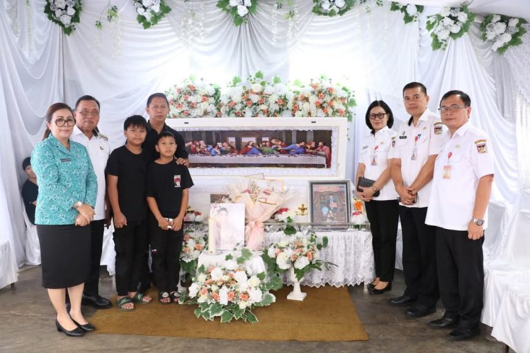 Bupati RD, Wabup Vasung, ketua TP- PKK serta Jajaran Pemkab Minahasa Hadiri Ibadah Penghiburan Almarhumah Ibu Regina Sumarauw