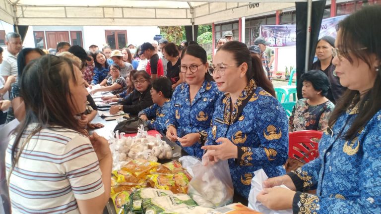 Ratusan Warga Kawangkoan Dilayani Wabup Vasung Untuk Program Gerakan Pangan Murah