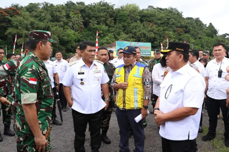 Bupati RD Dampingi Gubernur Sulut dalam Karya Bakti Pembersihan Eceng Gondok di Danau Tondano
